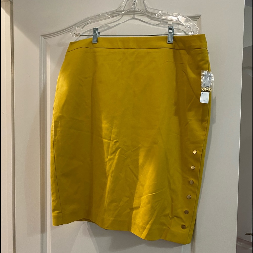 Worthington lined skirt with side gold buttons. Never worn.